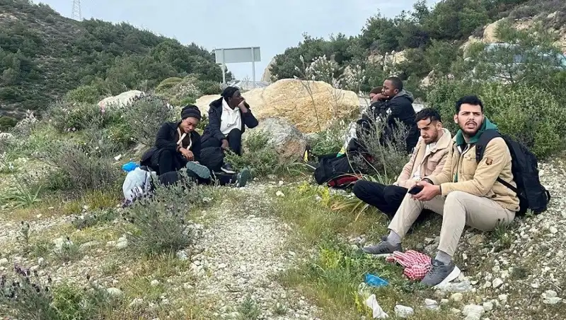 Türkiye'de Düzensiz Göçmen Operasyonu: İki İlde 20 Kişi Yakalandı