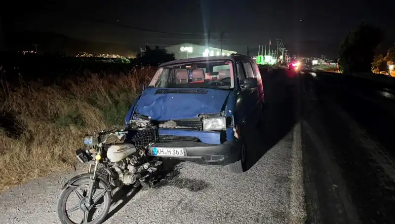 Söke'de Minibüs Kazası: Motosikletli Gençler Hastaneye Kaldırıldı