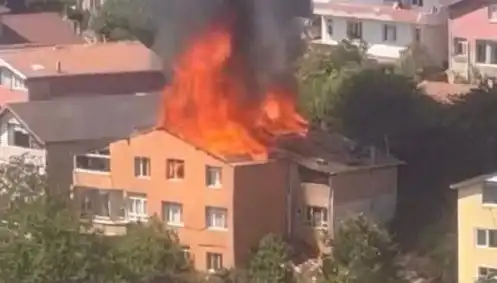 İstanbul'da Yangın Paniği: Dört Kişi Üst Katlarda Mahsur Kaldı