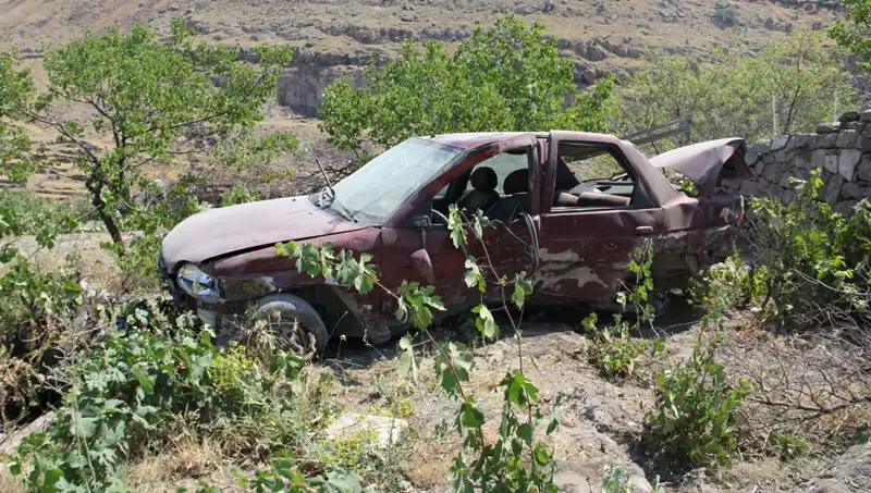Kontrolden Çıkan Otomobil, Bahçeye Uçarak Büyük Hasara Yol Açtı