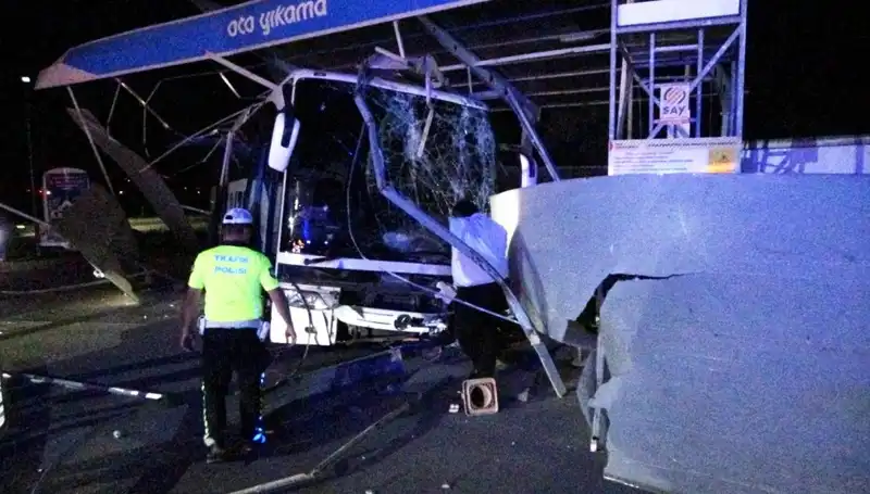 Otobüs Oto Yıkamaya Daldı: Neyin Tetikledi Bu Talihsiz Kaza?