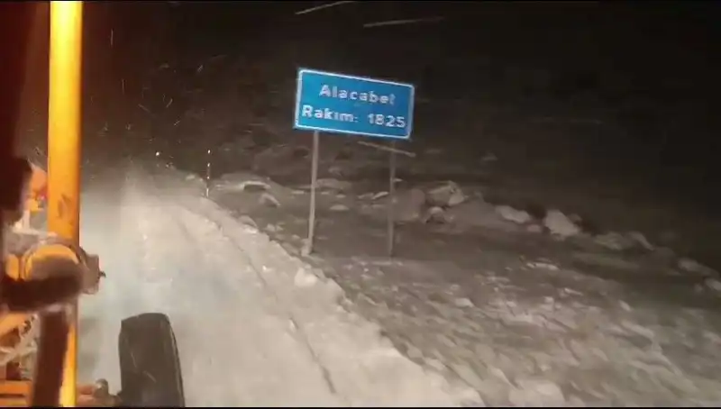 Antalya'da Beklenmedik Kar Yağışı: Turizmde Şok Etkisi Yaratıyor!