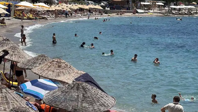 Sıcak Havaların Etkisi: 36 Dereceye Ulaşan Sıcaklıkta Sahil Kalabalıklaştı