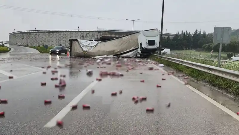 TIR Devrildi, Yoldaki İçkiler Pazara Dönüştü: O Anlar Kameralara Yansıdı!