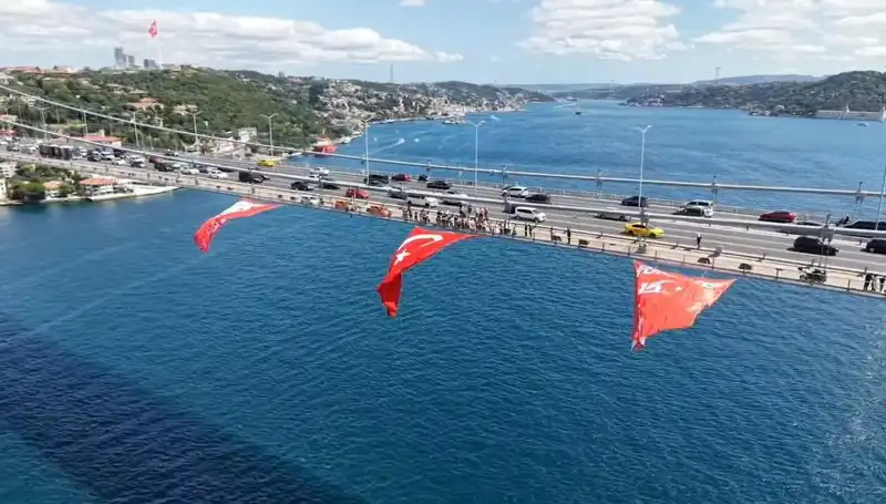 Türkiye'nin İhtişamı: Köprüye Asılan Dev Türk Bayrağı Aşkı