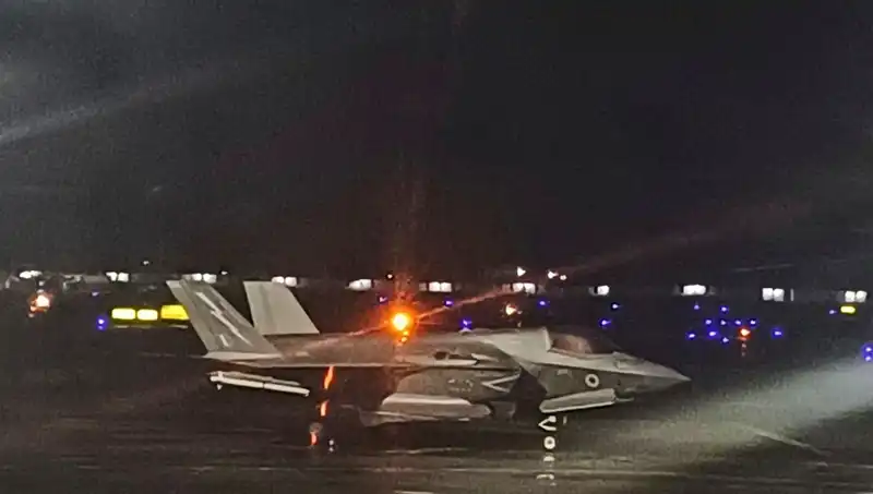 Hindistan'da Mahsur Kalan İngiliz Savaş Uçağı, Nihayet Havalandı!