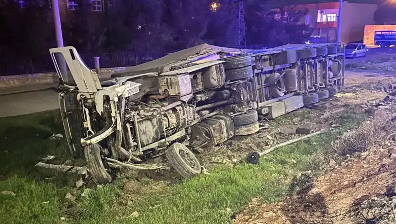 TIR Devrildi: Feci Kazada 6 Kişi Yaralandı, Detaylar Şok Edici!
