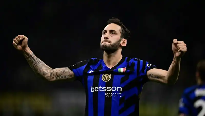 Hakan Çalhanoğlu, Tatilde Ama Inter'in Davetiyle İstanbul'da Kritik Görüşmede