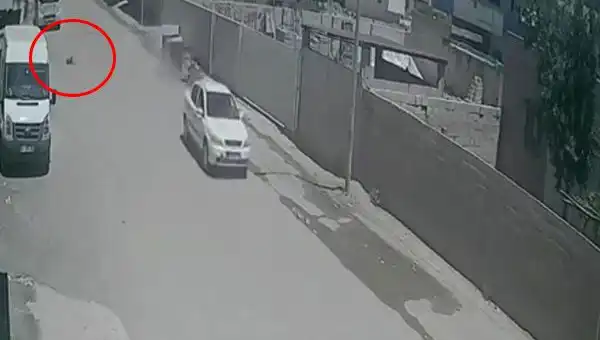 Otomobil Çocuğa Çarptı: Kazaya Sebep Olan Sürücü Kaçtı!