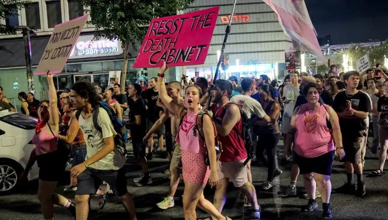 Tel Aviv'deki Büyük Protesto: Netanyahu Karşıtı On Binler Sokağa İndi!