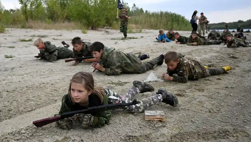 Rusya'da 8 Yaşındaki Çocukların Askeri Kampta Eğitilmesi: Neler Oluyor?