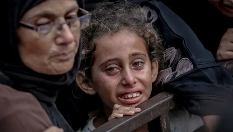 Gazze'de Açlıkla Savaş: İsrail Askeri Yemekleri Toprağa Gömmüş