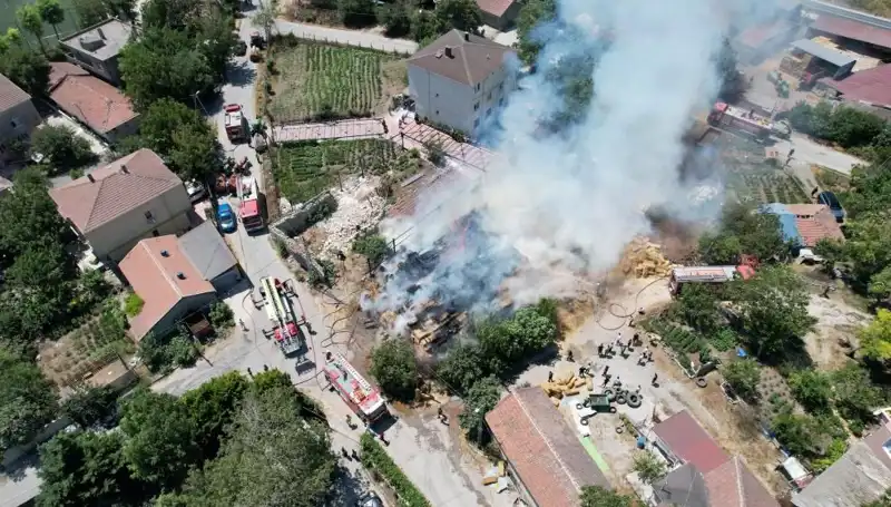 Arnavutköy'deki Korkunç Yangın: Saman Balyaları Alevlere Teslim Oldu