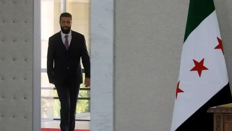 Paris'te Şara-Macron Zirvesi: Fransa'nın Yeni Suriye'ye Desteği