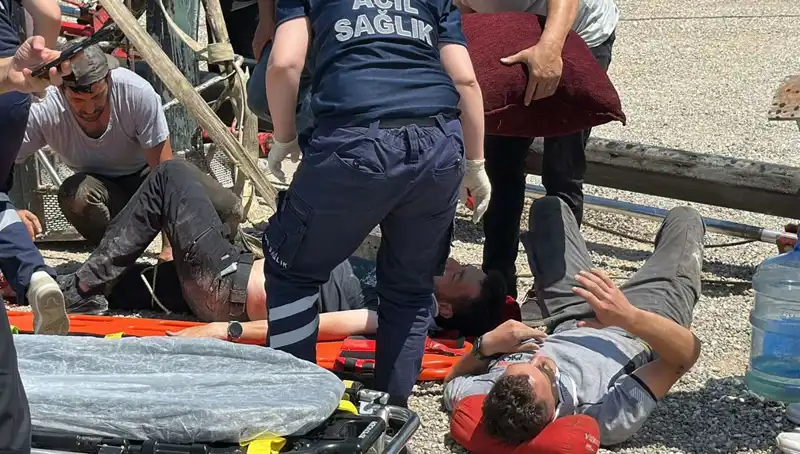 Bayrak Asma İşleminde Faciaya Neden Olan Vinç Devrildi: İki İşçi Yaralı