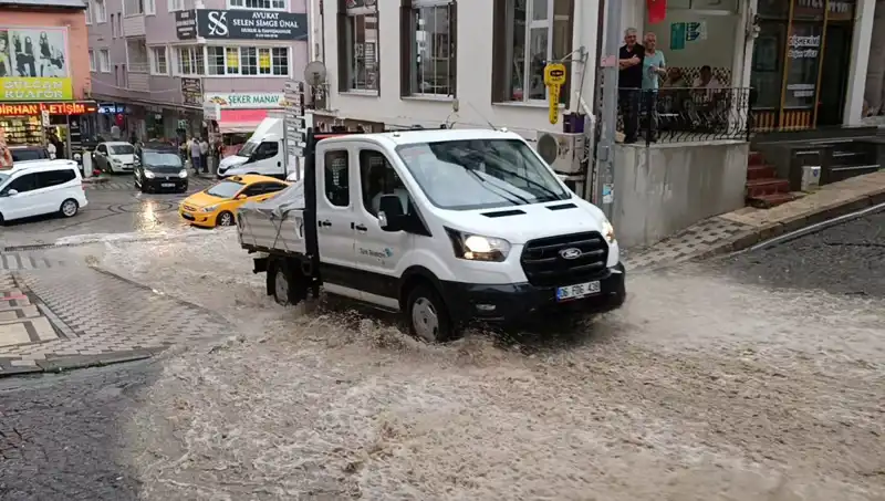 10 Dakika Süren Sağanak: Şehirde Su Baskınları ve Üzücü Görüntüler