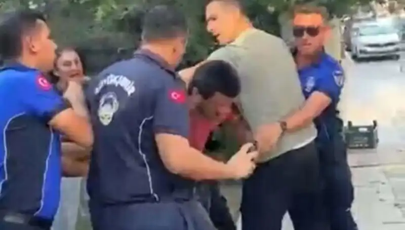 Seyyar Satıcının Sokak Ortasında Zabıta Tarafından Dayak Yemesi Olayı