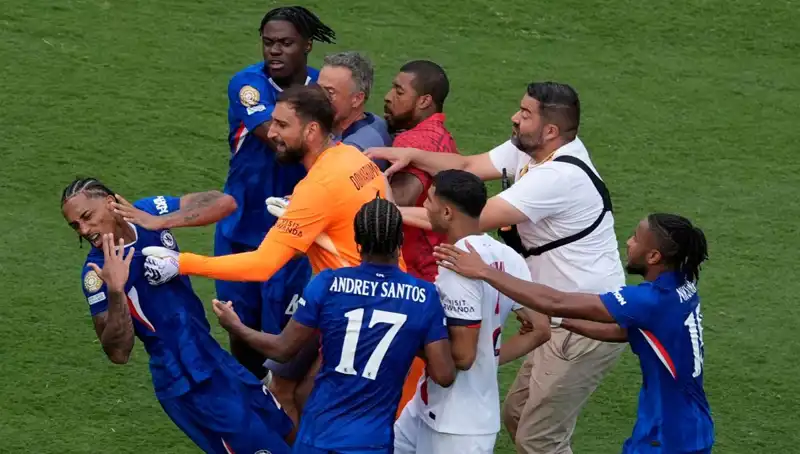 Dev Finalde Şok Anlar: Teknik Direktörden Futbolcuya Yumruk İddiası!