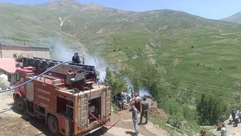 Van’da Trajik Yangın: Bir Çocuk Hayatını Kaybetti
