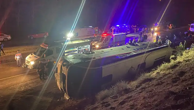 İşçi Servisi Şarampole Devrildi: 23 Yaralı, Kaza Anı ve Detaylar