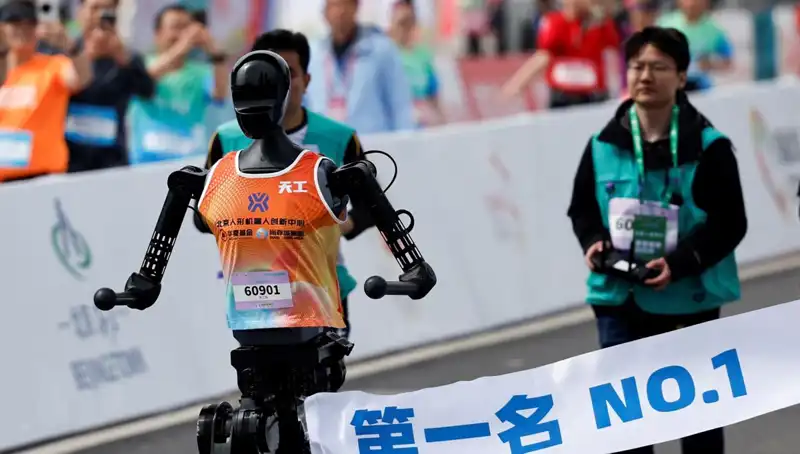 Çin’deki Robotlar, İnsanlarla Maraton Koşuyor: Yapay Zeka Sınırlarını Zorluyor