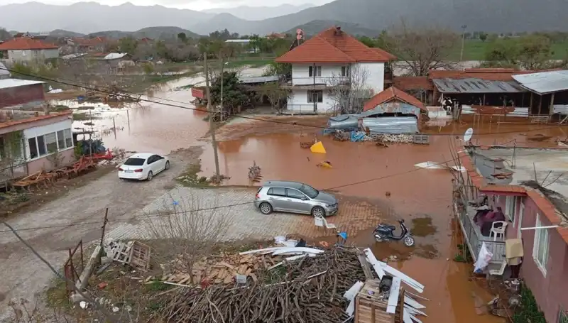 Burdur'da Şiddetli Yağış: Evler ve Ahırlar Sular Altında Kaldı!