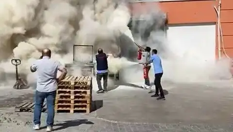 AVM Deposunda Yangın Paniği: Ekipler Hızla Müdahale Etti