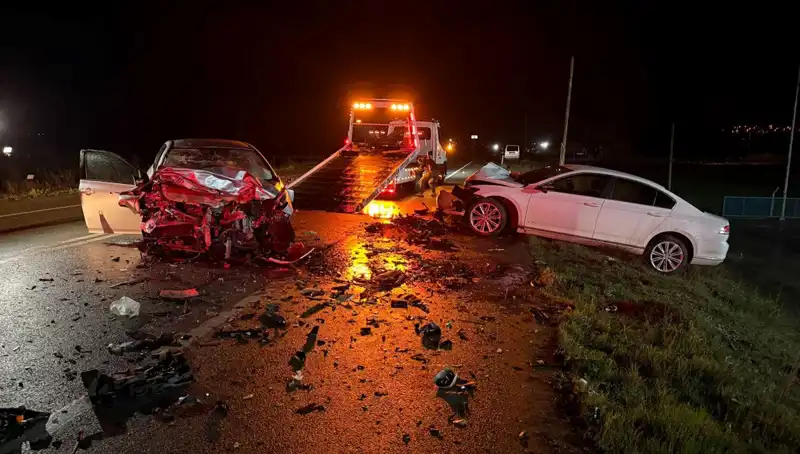 Çanakkale'de Feci Trafik Kazası! İki Otomobil Kafa Kafaya Çarpıştı