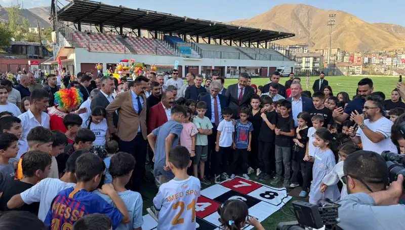 Anadolu Şenliği Hakkari'de Renkli Görüntülerle Coşkuyla Başladı