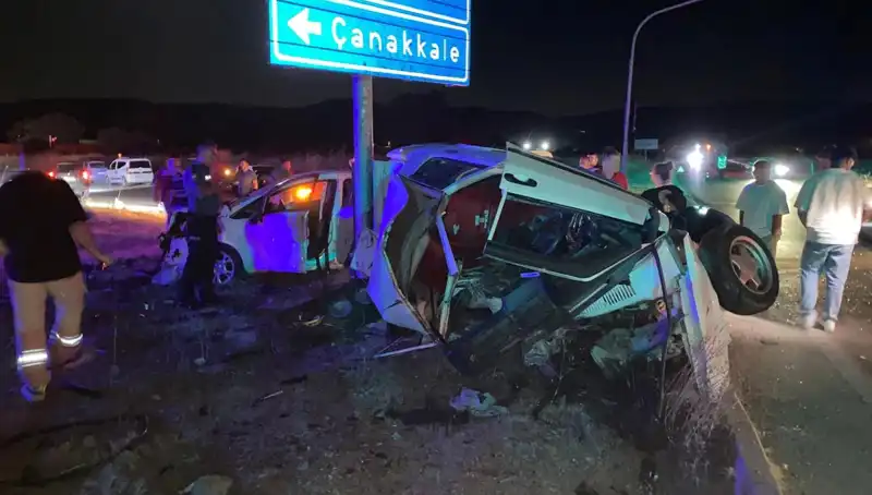 Çanakkale'de Otomobil Çarpışması: Kaza Sonrası Yaralılar Hastaneye Kaldırıldı